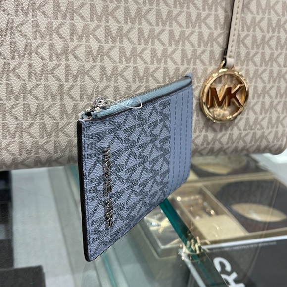 Michael Kors Jet Set Travel Medium Top Zip Card Case Wallet
Pale Blue 
NWT - Picture 2 of 16